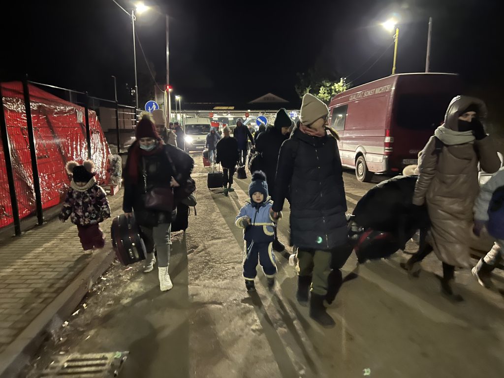 Nočná reportáž z hraničného priechodu Ubľa: Okrem matiek s deťmi pribúda Afričanov