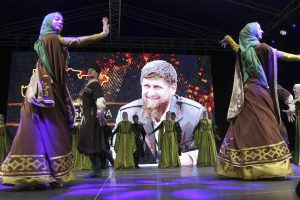 Kadyrovovo komando zaútočilo na rodinu ruského sudcu. V uliciach Grozného ho podporilo 400-tisíc ľudí a podržal ho Putin