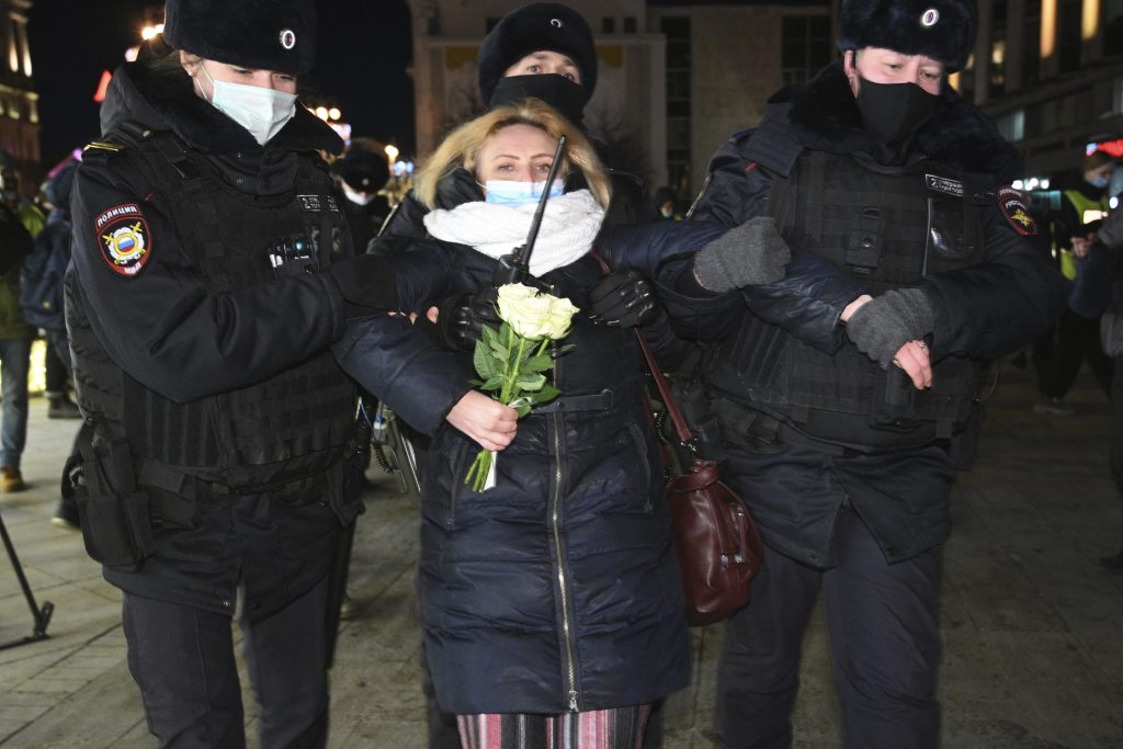 Celebrity, novinári z Russia Today či ľudia v uliciach. Proti vojne protestujú aj v Rusku