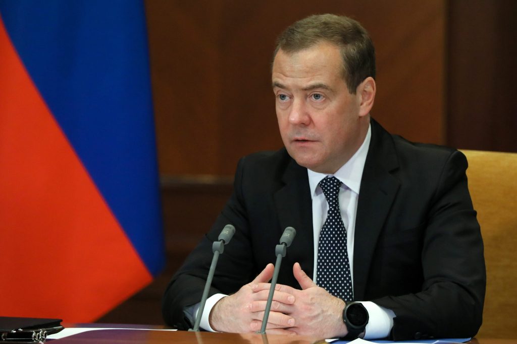 Sú to lotri a degeneráti. Exprezident Medvedev tvrdo zaútočil na ľudí, ktorí nenávidia Rusko