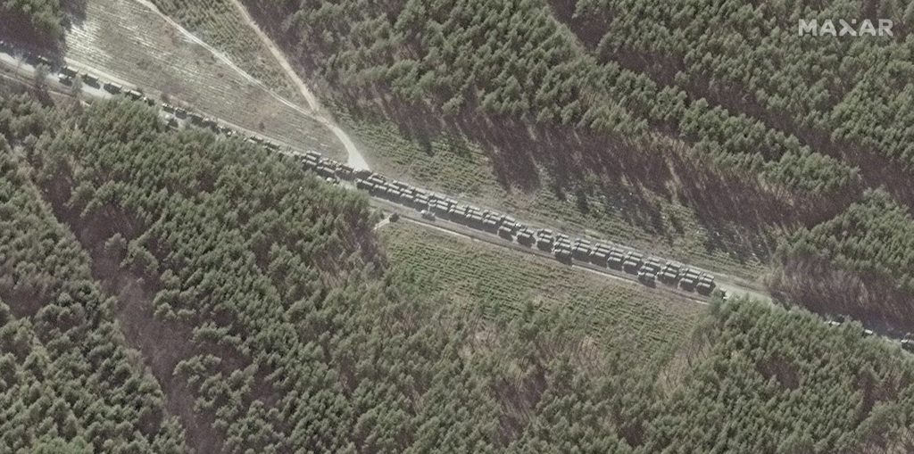 Rusi tiahnu na Kyjev v 27 kilometrovom vojenskom konvoji, ukazujú satelitné snímky