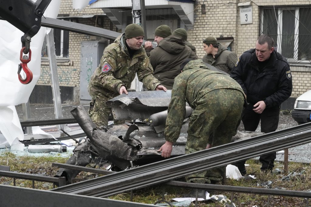 V Kyjeve horí obytná budova, zasiahlo ju pri páde ruské lietadlo. Ukrajinská armáda vraj získala späť kontrolu nad letiskom Hostomeľ