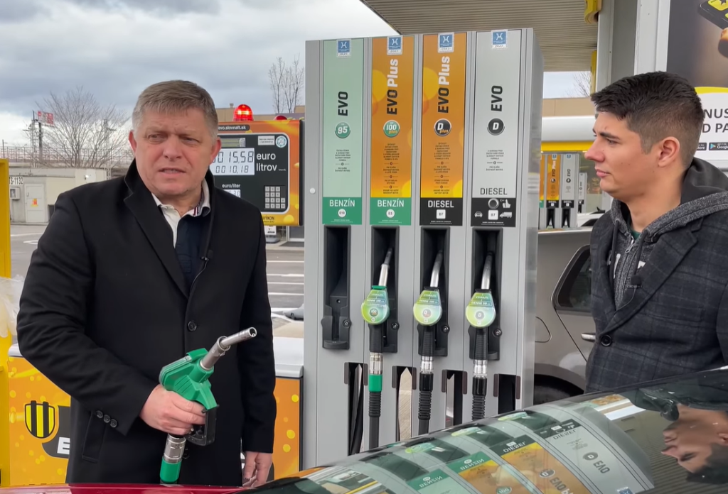 Fico obviňuje vládu z ignorovania vysokých cien palív. SaS mu pripomína ceny, keď bol premiérom