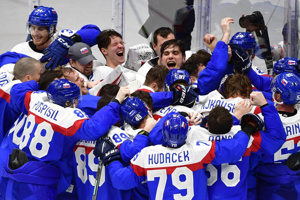 Slovensko získalo prvú olympijskú medailu v hokeji. Vyhralo 4:0 nad Švédskom, odnáša si z Pekingu bronz