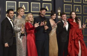 Oscary 2022: Dvaja vulgárni herci, facka a slzy. Inak najúspešnejšia je Duna, najlepším filmom CODA a všetko ničí politika