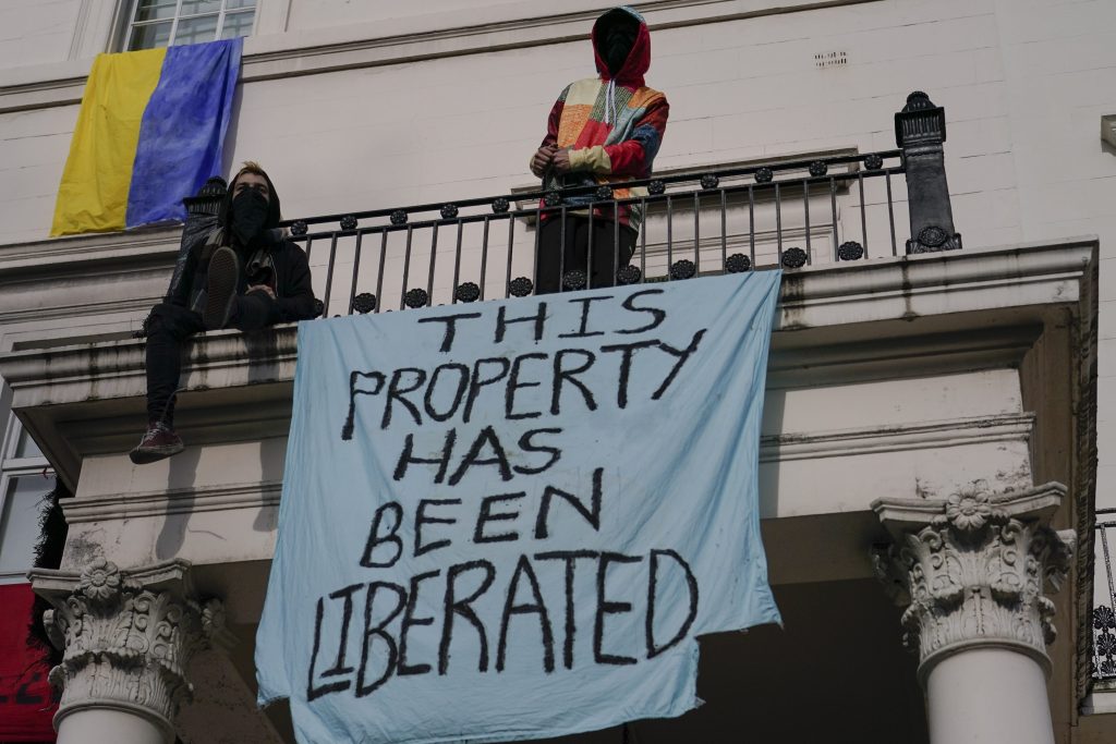 Aktivisti vnikli do sídla ruského oligarchu v Londýne a do vily bývalého Putinovho švagra vo Francúzsku
