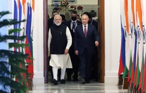 Kým EÚ pripravuje embargo, India žiada ešte väčšie zľavy na nákup ruskej ropy