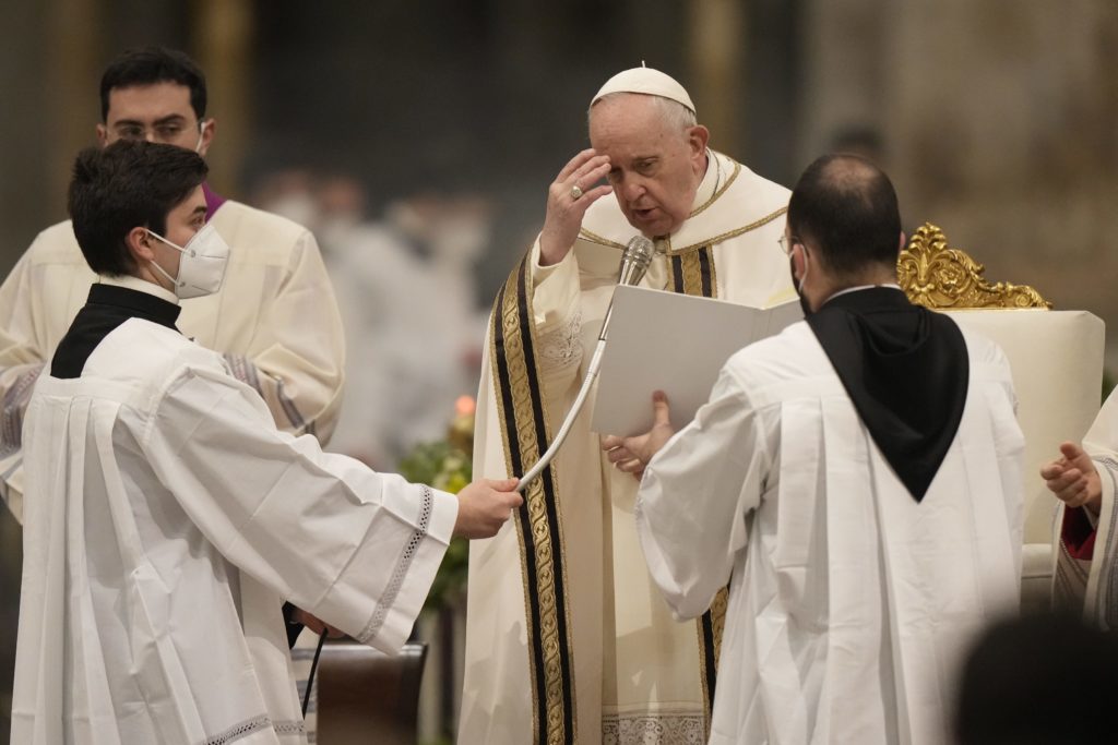 Pápež kritizuje prehnanú kreativitu v liturgii aj pokrivené spôsoby celebrovania
