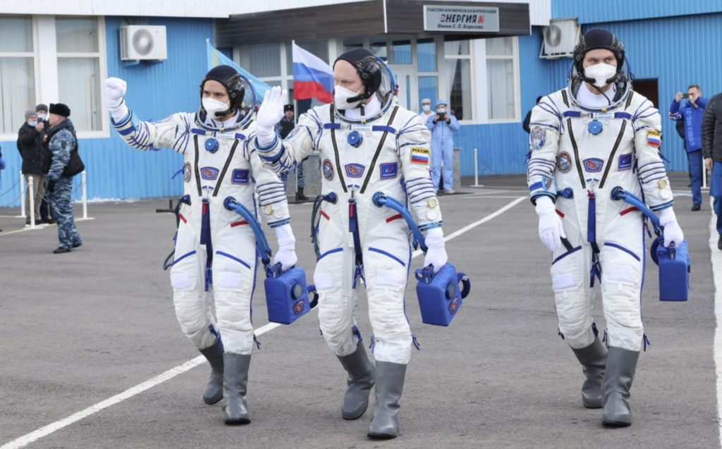 Na ISS prišla trojica ruských kozmonautov. Odvoz Američana stále platí, uisťuje NASA aj Rusi