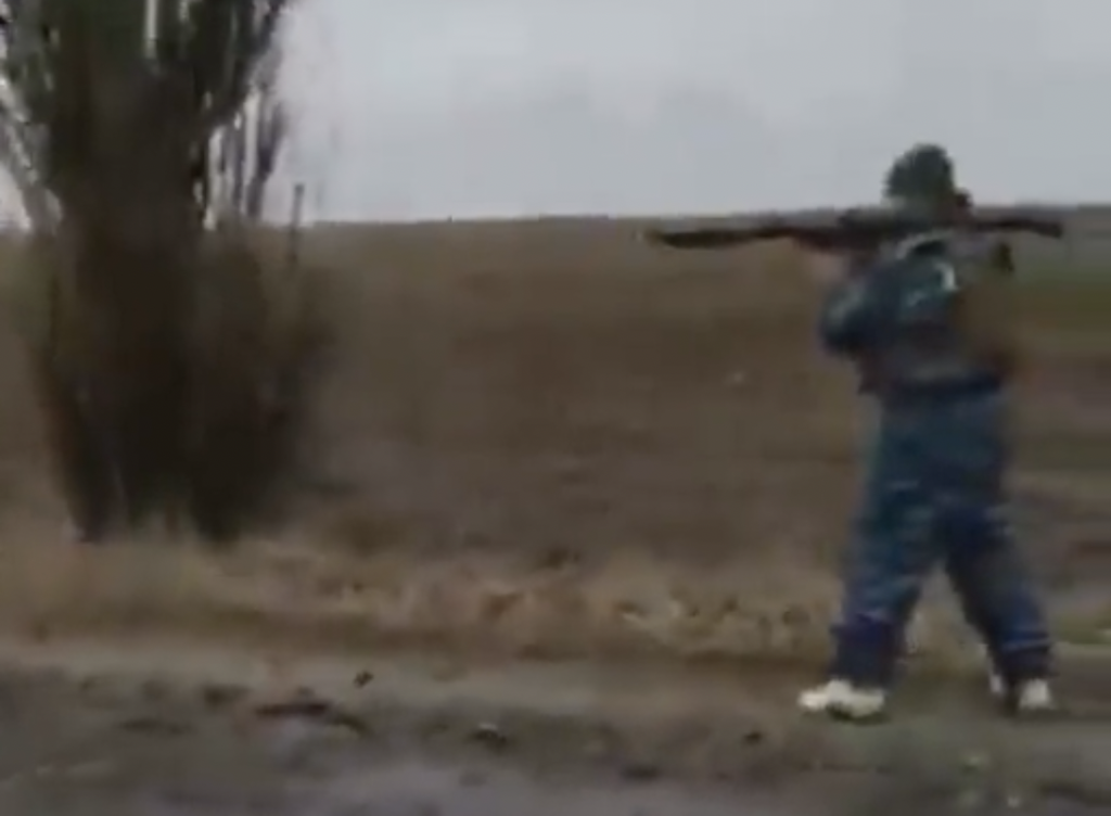 Sláva Ukrajine, kričal bojovník. Skupina domobrancov zničila granátometom nákladné vozidlo ruskej armády