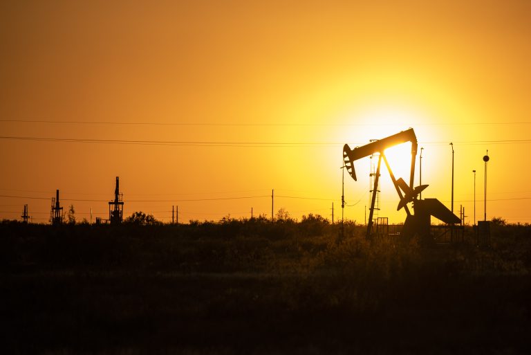 Američanom fosílne palivá neprekážajú. Zvyšujú produkciu ropy i zemného plynu