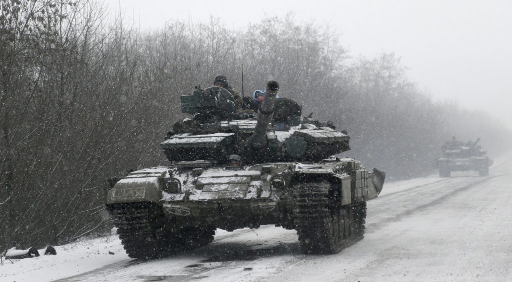 Z tankov sa stanú chladničky. Ruskí vojaci uviaznutí v 60-kilometrovom konvoji môžu zmrznúť