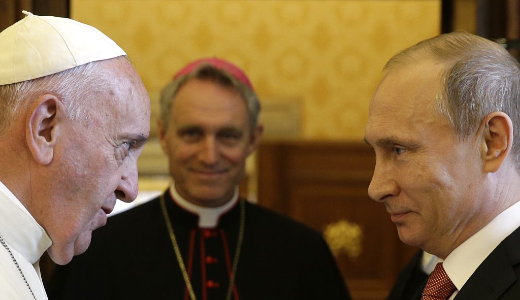 Polemika novinárov v Ríme: Je Vladimir Putin kresťan? A je Joe Biden katolík?