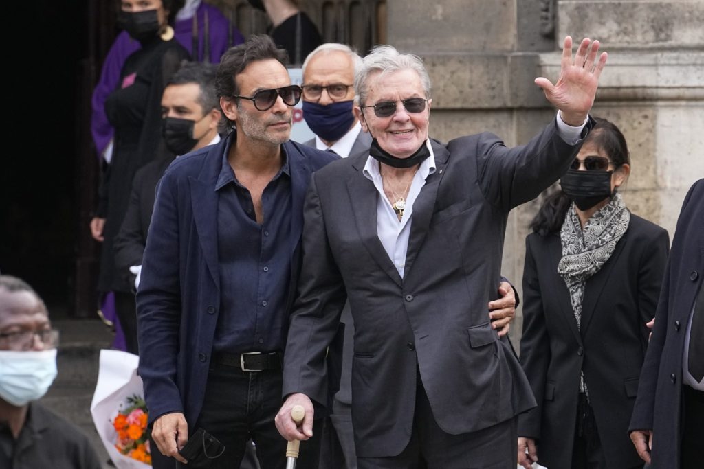 Ak by som zostal na prístrojoch, odpoj ma. Alain Delon požiadal syna o asistenciu pri sklonku života