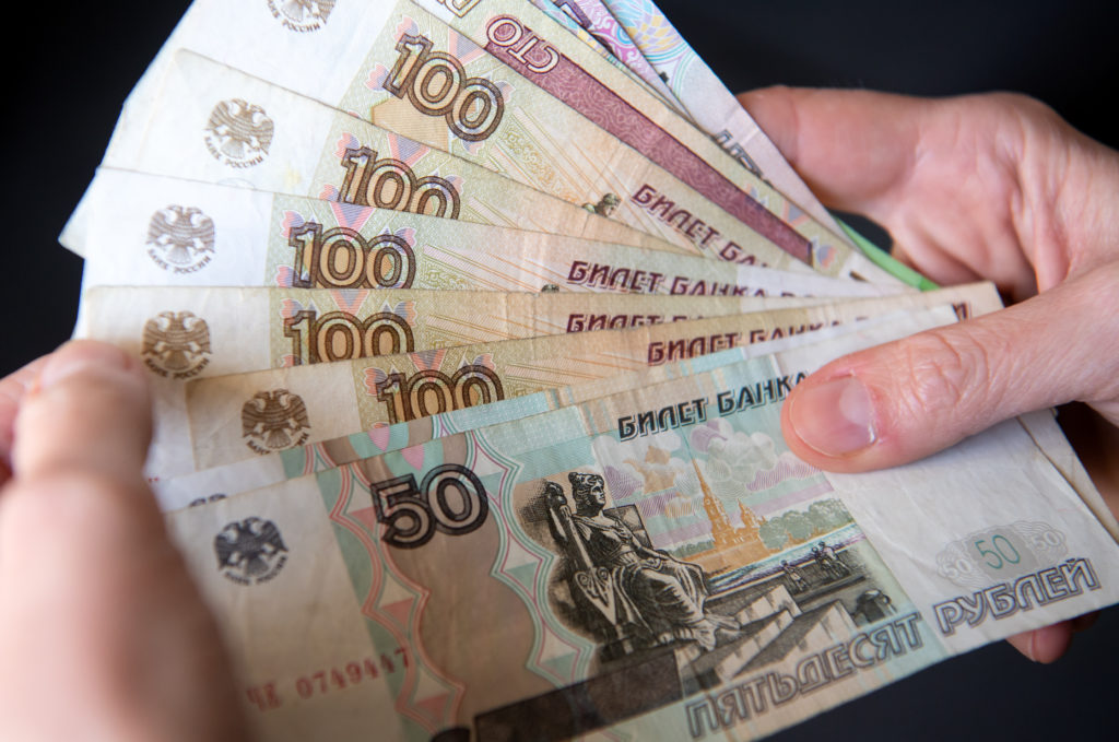 Ruskej ekonomike veštia krach, ale rubeľ už piaty deň posilňuje. Čím to je?