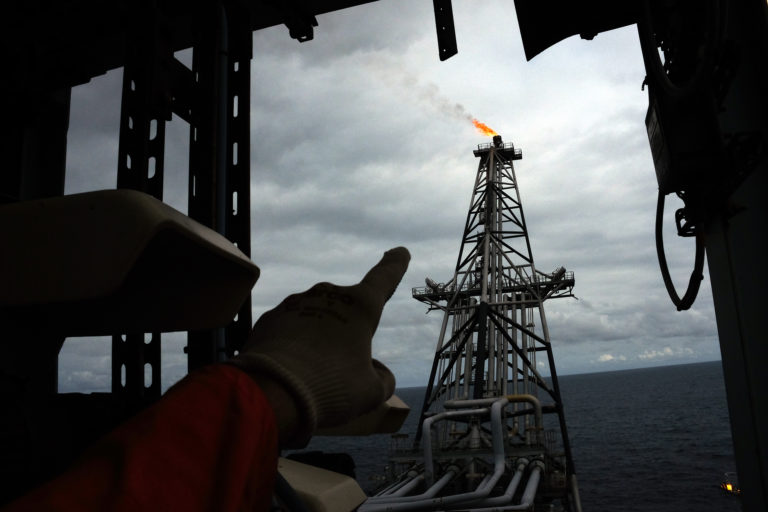 Rusko nebude predávať ropu za 60 dolárov za barel. Na tomto cenovom strope sa dohodli krajiny EÚ i skupina G7
