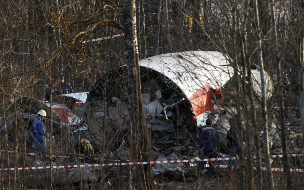 Pád lietadla v Smolensku spôsobili výbušné zariadenia. Podľa Poliakov sa tam mohli dostať počas opráv v Rusku
