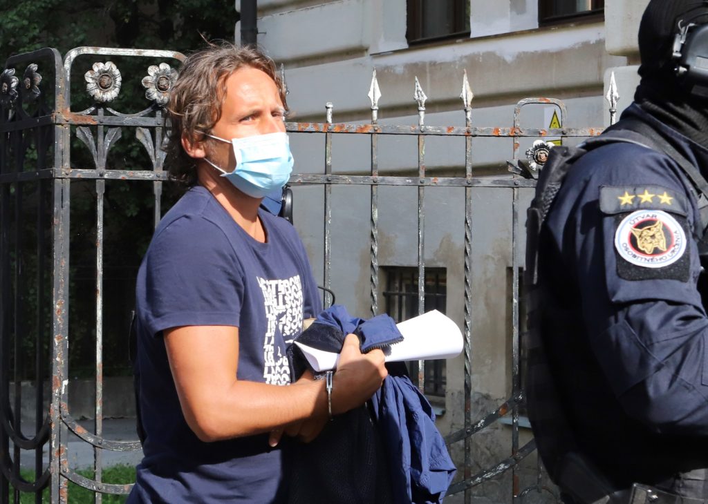 Makó a Beňa budú stíhaní na slobode. Advokát hovorí o šikanovaní klienta