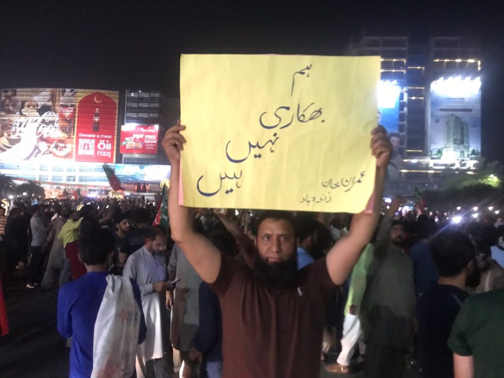 Pakistan: Davy protestujú proti zosadeniu premiéra Imrána Chána. Parlament dnes volí jeho nástupcu