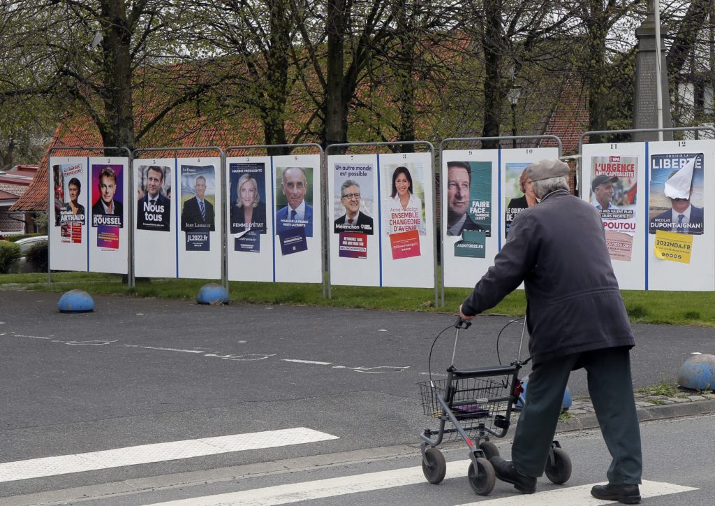 Francúzsko si volí nového prezidenta. Vyzerá to na repete duelu Macrona a Le Penovej. Čo sú kandidáti zač?