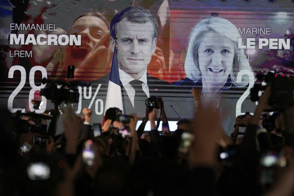 Antisystémových kandidátov volila viac ako polovica Francúzov. Až teraz sa začne skutočný súboj
