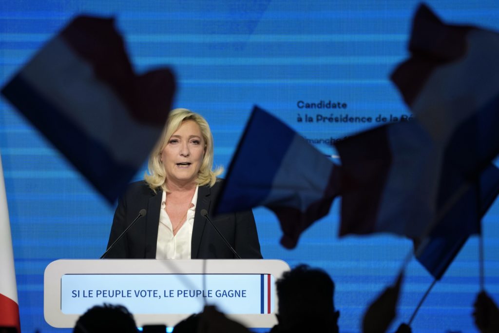 Vo francúzskych prezidentských voľbách uspeli Macron a Le Penová. Očakáva sa tesný súboj