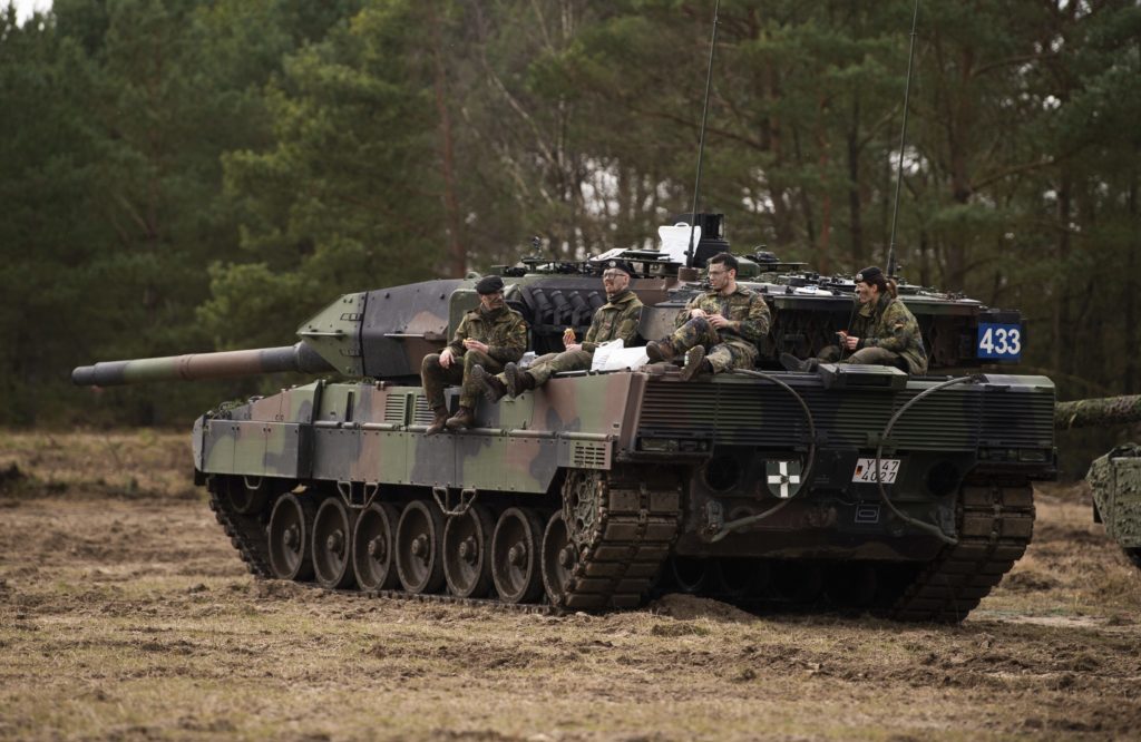 Nemecko uvoľní na vojenskú pomoc viac ako miliardu eur. Dodávky tankov pre Ukrajinu podľa kabinetu neznamenajú vstup do vojny