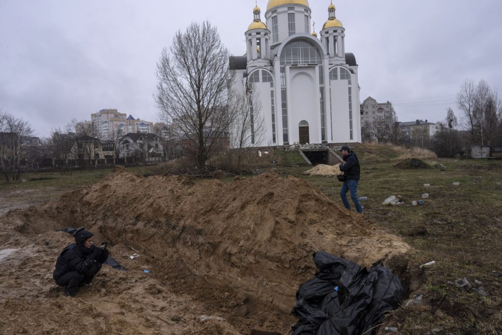 Svet odsudzuje vraždenie v Buči, Ukrajinci chcú s Ruskom norimberský súd. Rusi vinu odmietajú