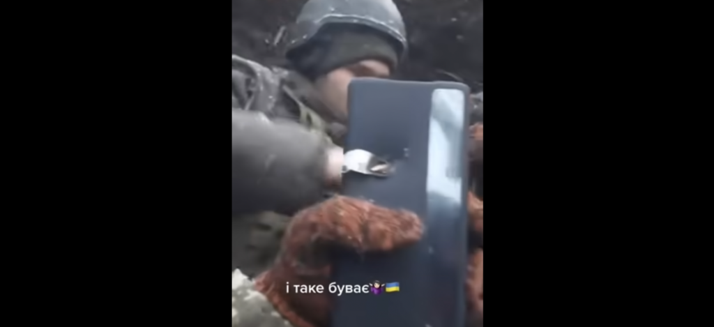Ukrajinského vojaka zachránil pred guľkou zo samopalu smartfón