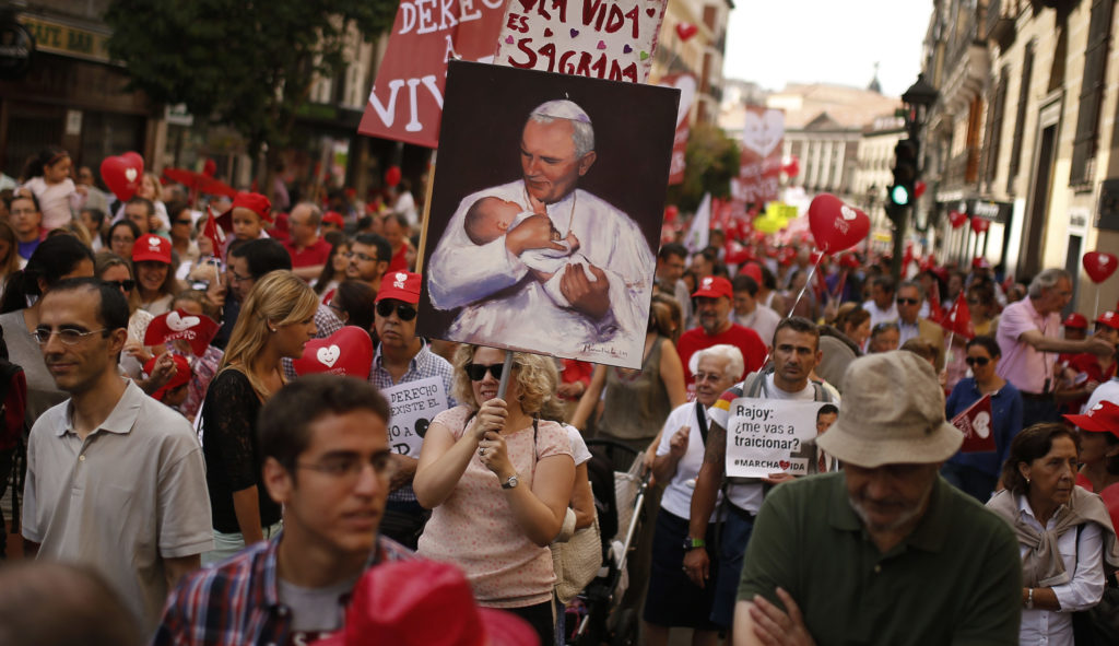 Za protesty pred potratovými klinikami väzenie. Španielsko pritvrdzuje voči pro-liferom
