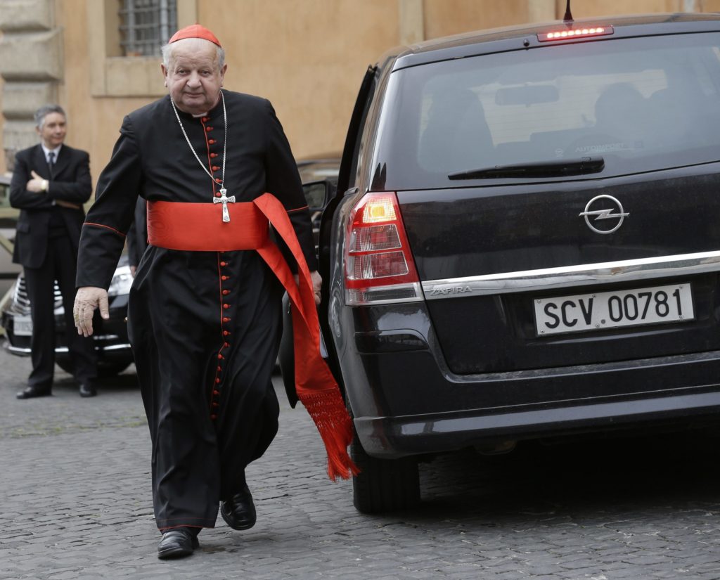 Kardinál Dziwisz nekryl prípady sexuálneho zneužívania v Krakove, rozhodol Vatikán