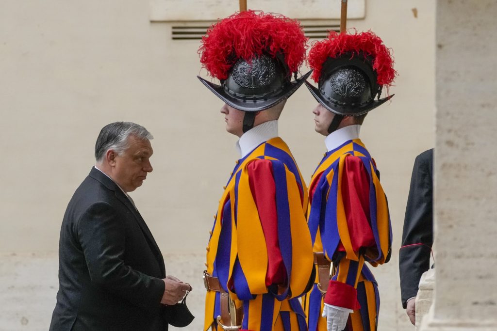 Orbán si prišiel po pochvalu do Vatikánu. Stretnutie Františka a Kirilla sa odkladá
