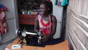 Betty sa naučila šiť v charitnej dielni v Ugande