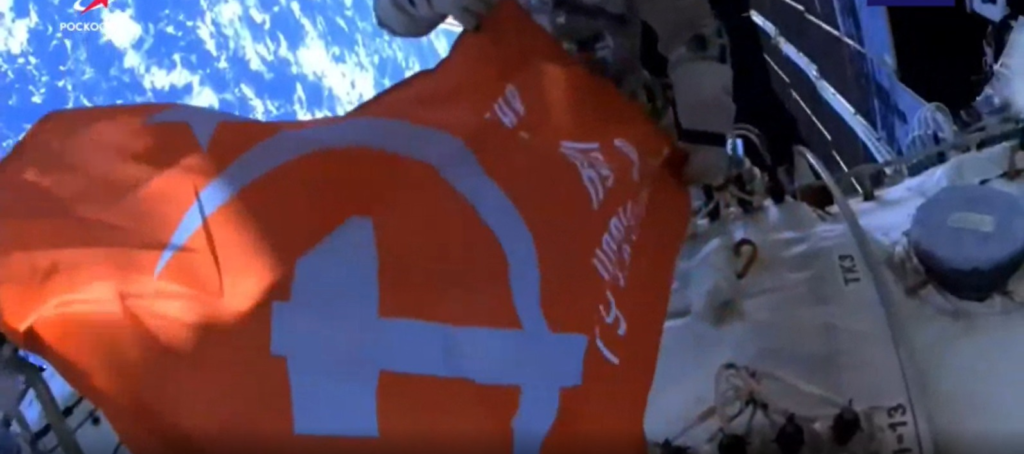Ruskí kozmonauti rozvinuli vo vesmíre repliku víťaznej sovietskej vlajky