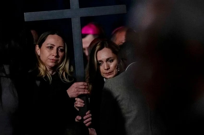 Ukrajinka Irina a Ruska Albina niesli spolu kríž. Rím a Moskva sa chcú zblížiť v Jeruzaleme, Nemci rozdeľujú cirkev