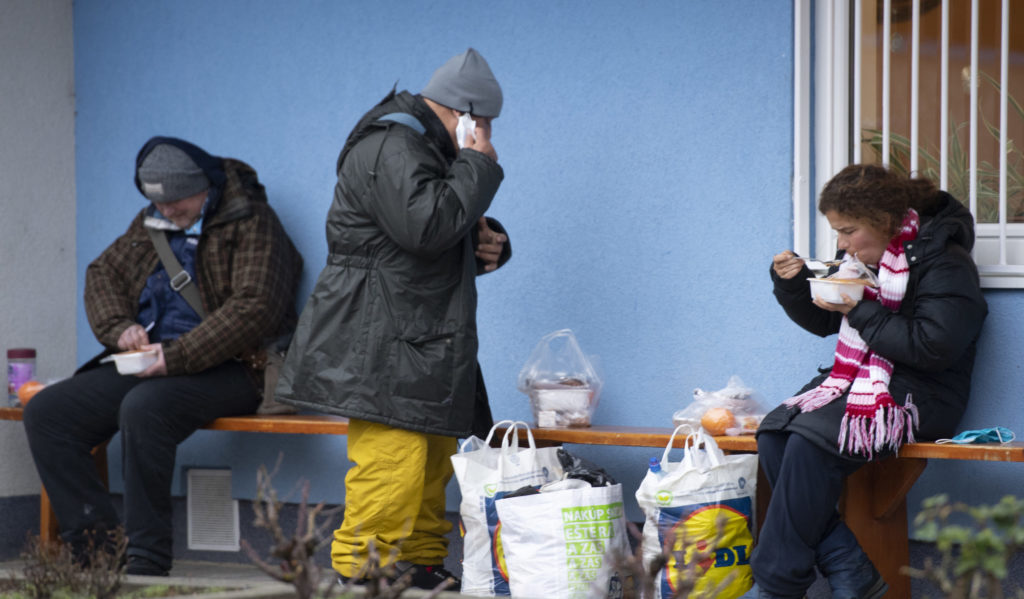 Pod hranicou chudoby žije každý ôsmy Slovák. Pandémia situáciu zhoršila