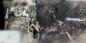 Ruský vojak na dron vztýčil prostredník. Ukrajinský stroj na neho hodil granát