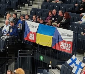 Českí fanúšikovia si na MS priniesli ukrajinskú vlajku. Fínski usporiadatelia ju odstránili