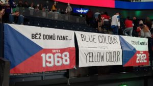 Českí fanúšikovia obišli zákaz fínskych usporiadateľov MS a netradičným spôsobom vyjadrili Ukrajine podporu