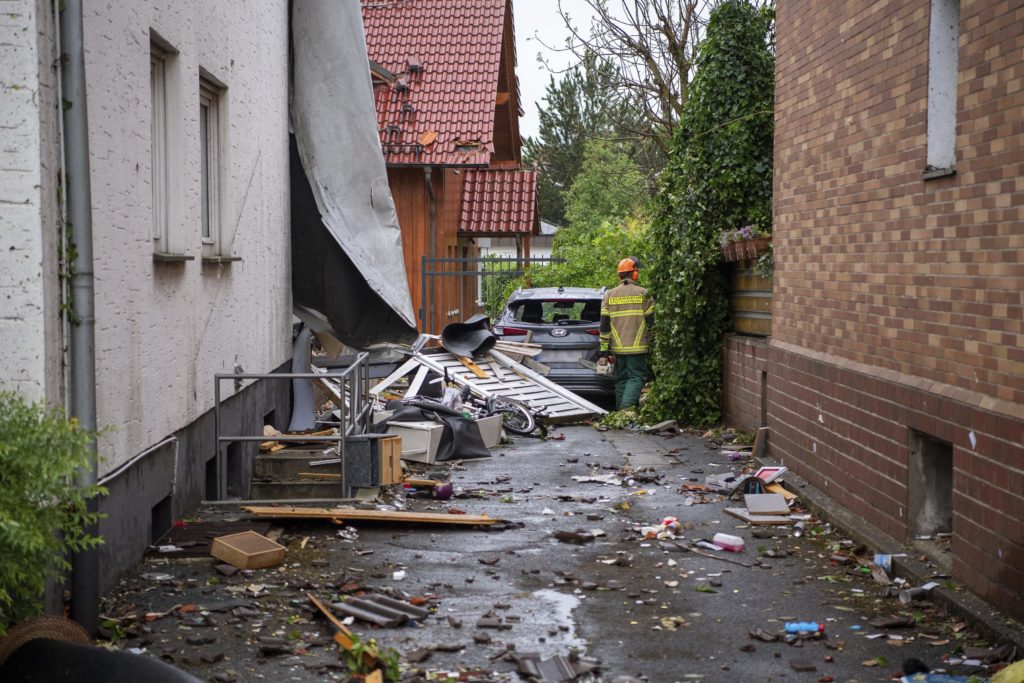 Video: Nemecko zasiahli najmenej dve tornáda, zranili sa desiatky ľudí