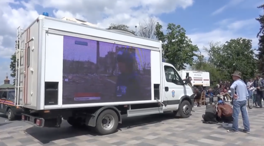 Ruské mobilné komplexy vysielajú po Mariupole spravodajstvo Kremľa