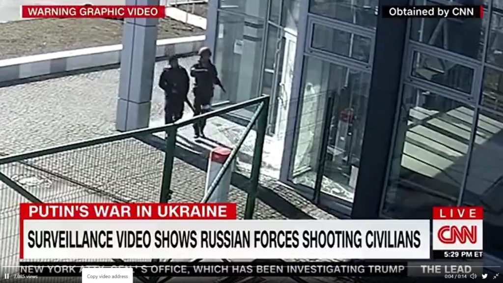 Video ukazuje, ako ruskí vojaci strieľajú civilistov do chrbta
