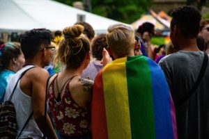 V Británii sa za štyri roky zdvojnásobil počet mladých, ktorí sa identifikujú ako gayovia, lesby alebo bisexuáli