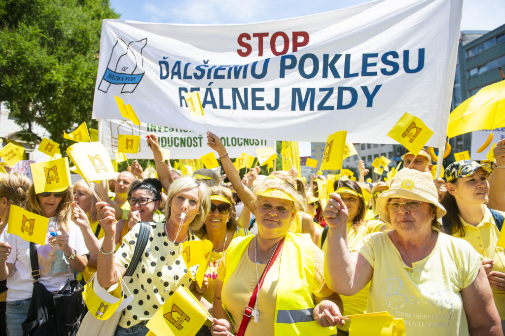Tisíce učiteľov v Bratislave žiadali lepšie podmienky i vyššie platy. Prezidentka ich podporila