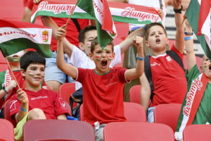 Maďari obišli zákaz. 30-tisíc detí vypískalo kľačiacich anglických hráčov