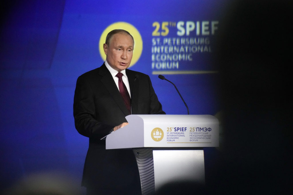 Putin na fóre: USA si myslia, že sú bohmi na Zemi, ktorí nemajú žiadne povinnosti, len záujmy