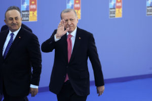 Turecký obchodník opäť vyhral. Je od neho závislé NATO, pomáha Ukrajine aj Rusku