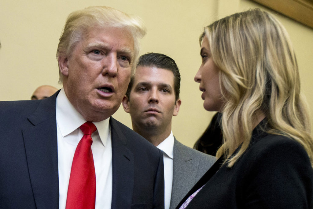 Výbor Kongresu pripísal Trumpovi vinu za útok na Kapitol z januára 2021. Trump ho označil za najväčšie hnutie v dejinách
