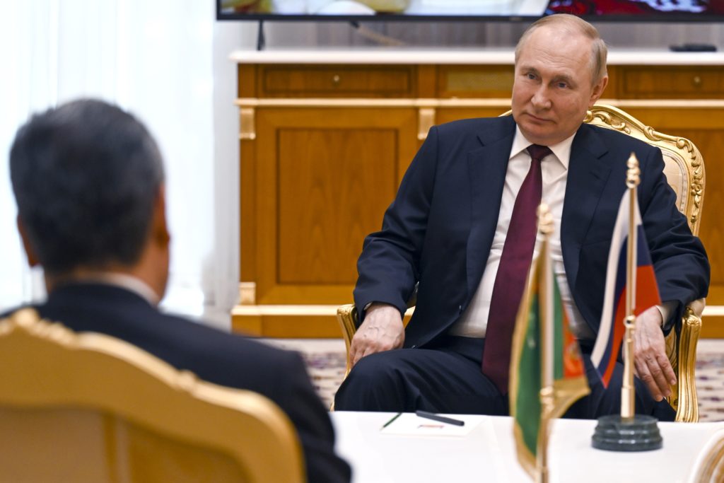 Putin vraví, že vidieť lídrov G7 nahých by bol odpudivý pohľad. Radí cvičiť a menej piť