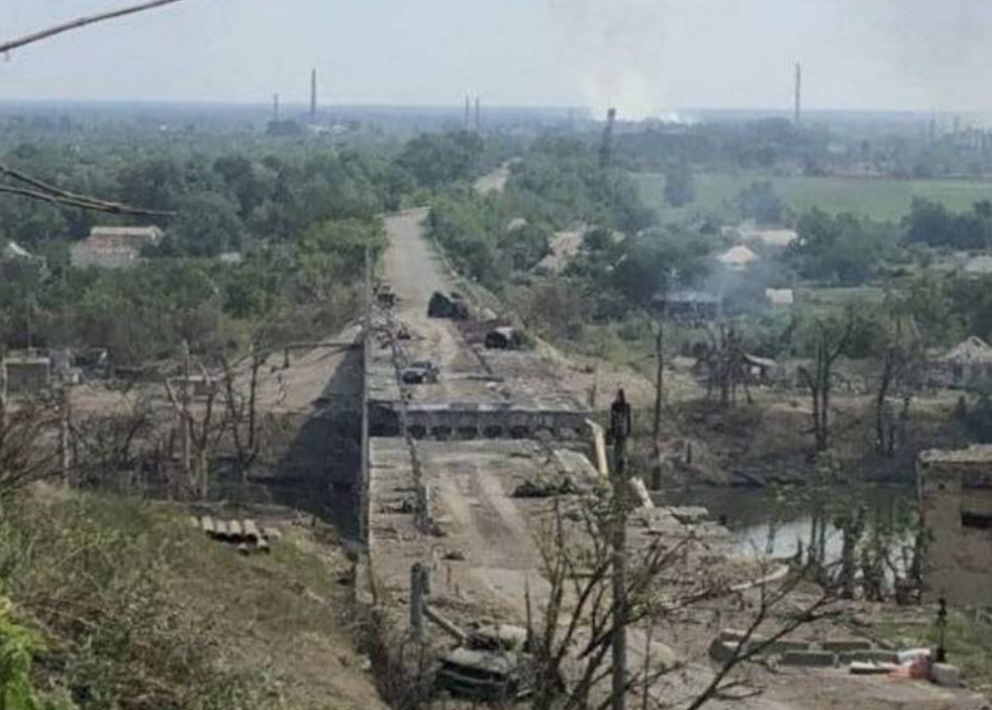 Rusi zničili most spájajúci Severodoneck s Lysyčanskom